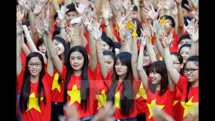 Blouse tay phồng với thiết kế đơn giản và nhẹ nhàng: Blouse tay phồng luôn mang lại